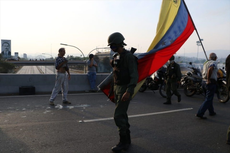 Venezuela'da darbe girişimi! İlk fotoğraflar...