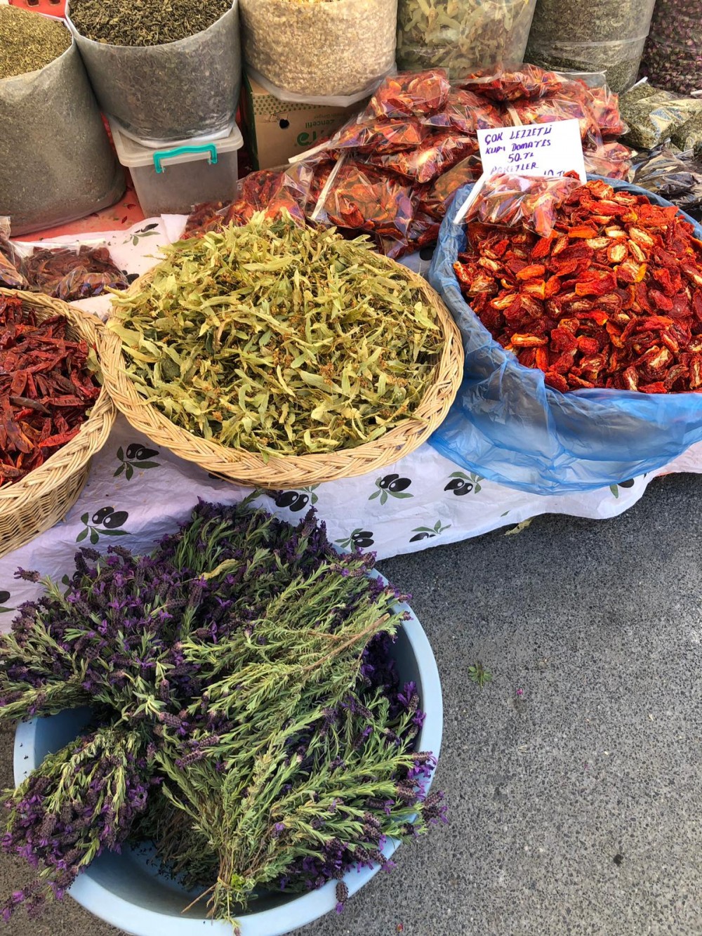 Alaçatı Ot Festivali bin bir çeşit lezzetle başladı