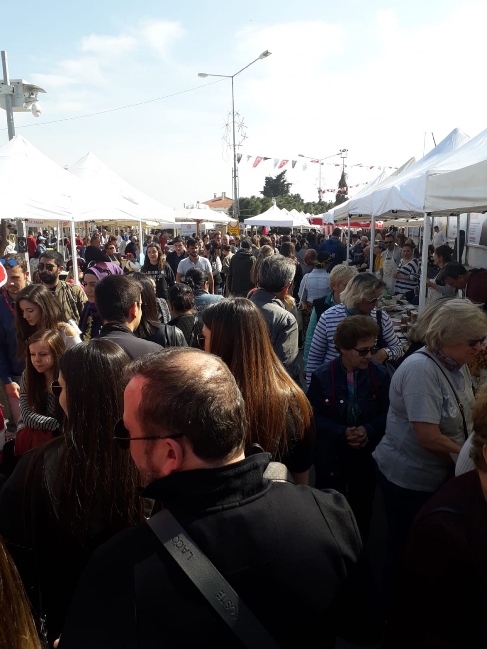 Alaçatı Ot Festivali bin bir çeşit lezzetle başladı