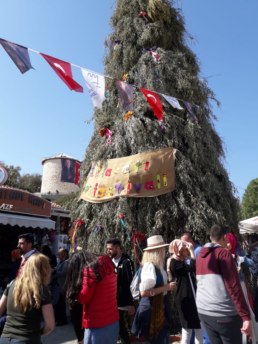 Alaçatı Ot Festivali bin bir çeşit lezzetle başladı