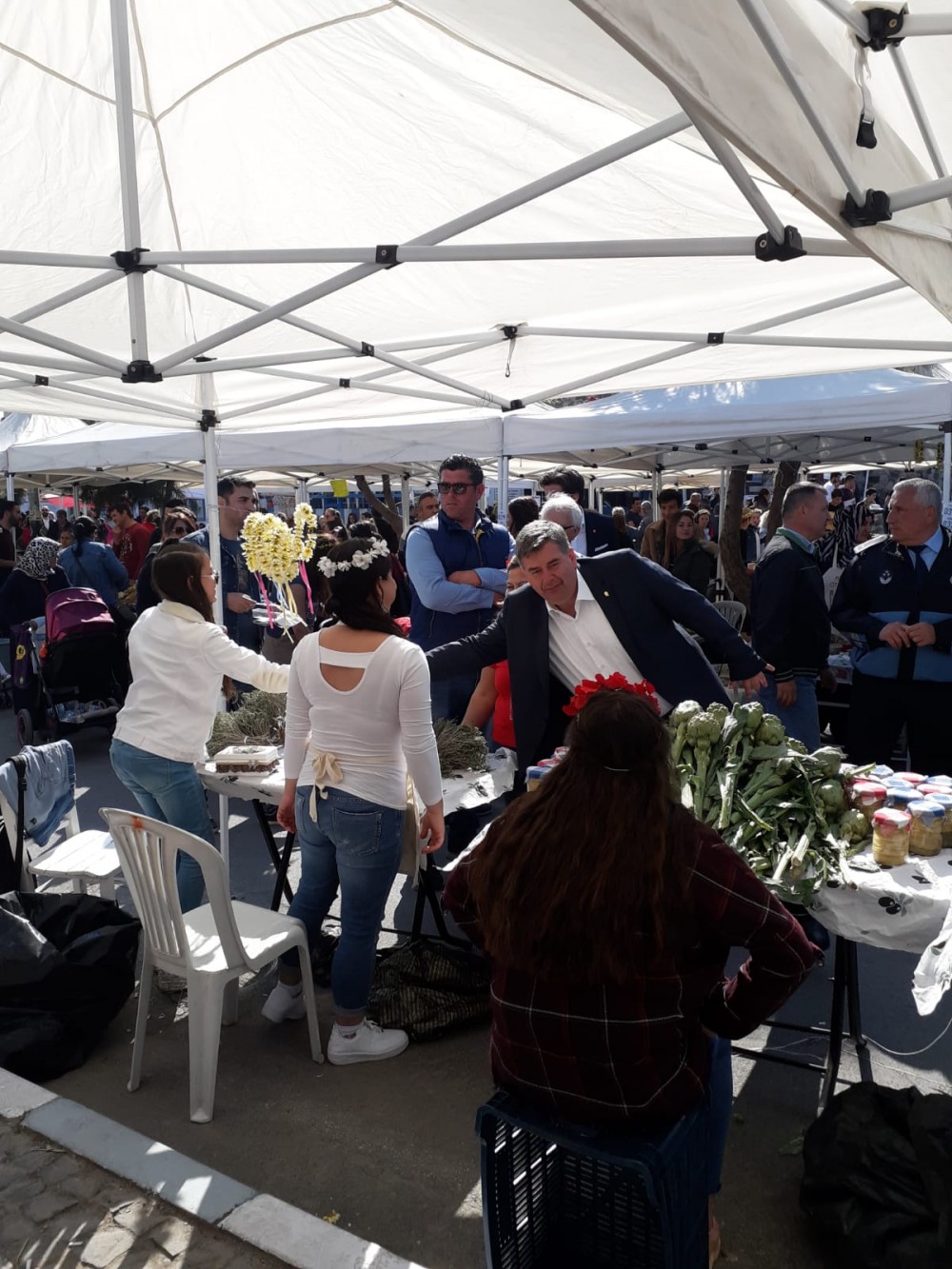 Alaçatı Ot Festivali bin bir çeşit lezzetle başladı