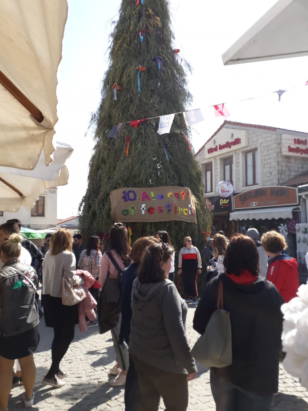 Alaçatı Ot Festivali bin bir çeşit lezzetle başladı