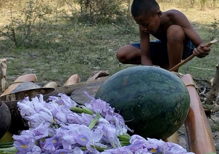 Hindistan cevizi ve karpuzun içinde yemek yaptı!