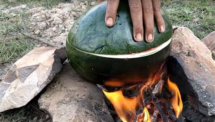 Hindistan cevizi ve karpuzun içinde yemek yaptı!