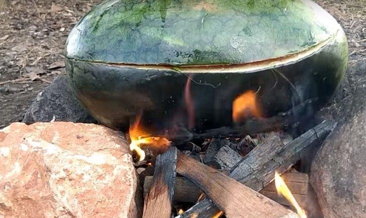 Hindistan cevizi ve karpuzun içinde yemek yaptı!