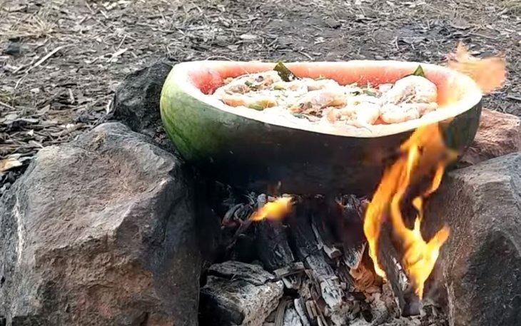 Hindistan cevizi ve karpuzun içinde yemek yaptı!