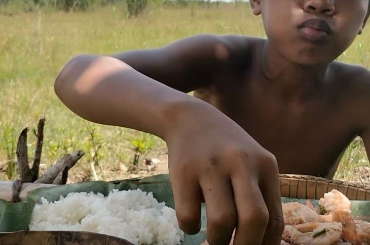 Hindistan cevizi ve karpuzun içinde yemek yaptı!