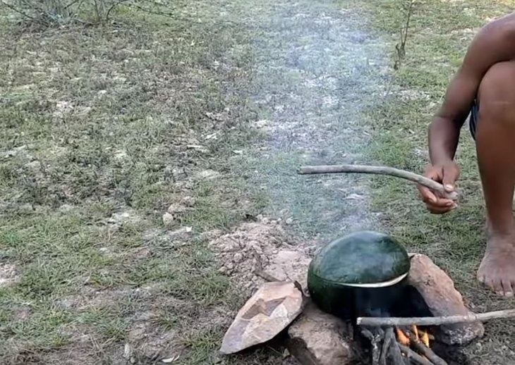 Hindistan cevizi ve karpuzun içinde yemek yaptı!