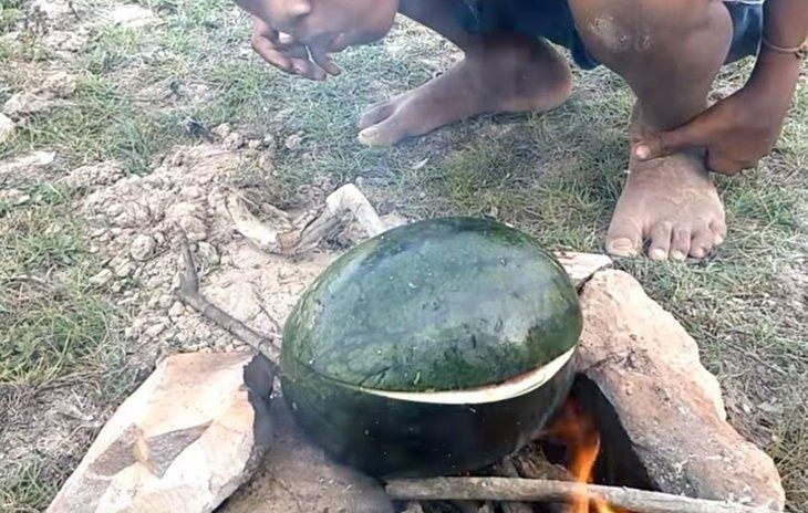 Hindistan cevizi ve karpuzun içinde yemek yaptı!