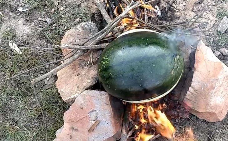 Hindistan cevizi ve karpuzun içinde yemek yaptı!