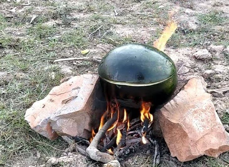 Hindistan cevizi ve karpuzun içinde yemek yaptı!