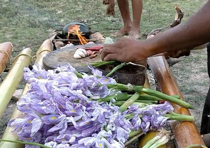 Hindistan cevizi ve karpuzun içinde yemek yaptı!