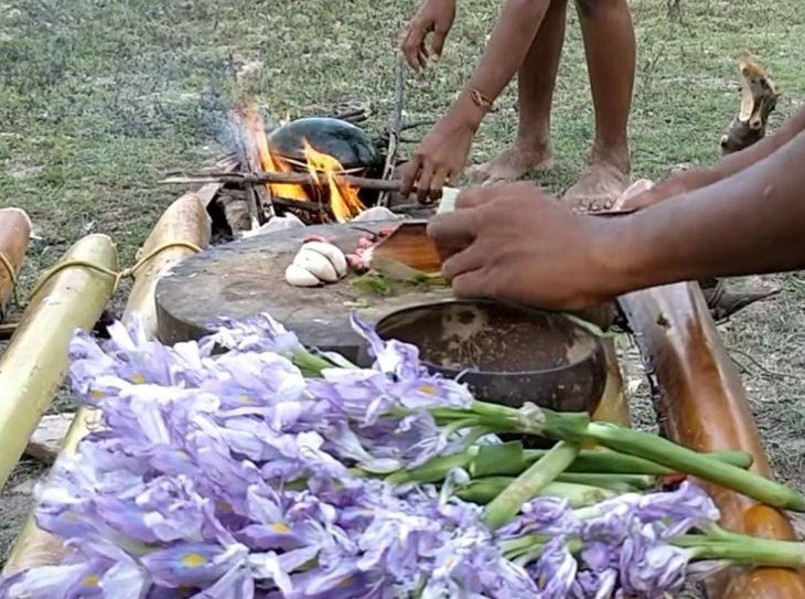 Hindistan cevizi ve karpuzun içinde yemek yaptı!