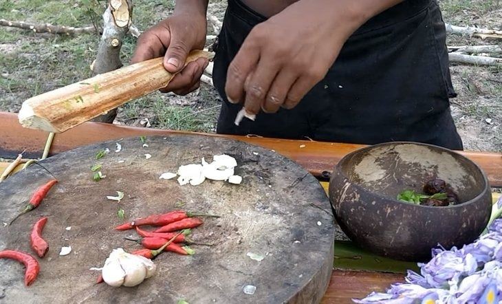 Hindistan cevizi ve karpuzun içinde yemek yaptı!