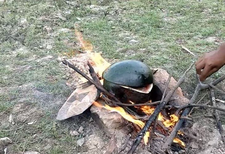 Hindistan cevizi ve karpuzun içinde yemek yaptı!