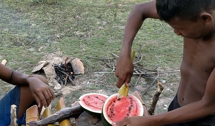 Hindistan cevizi ve karpuzun içinde yemek yaptı!