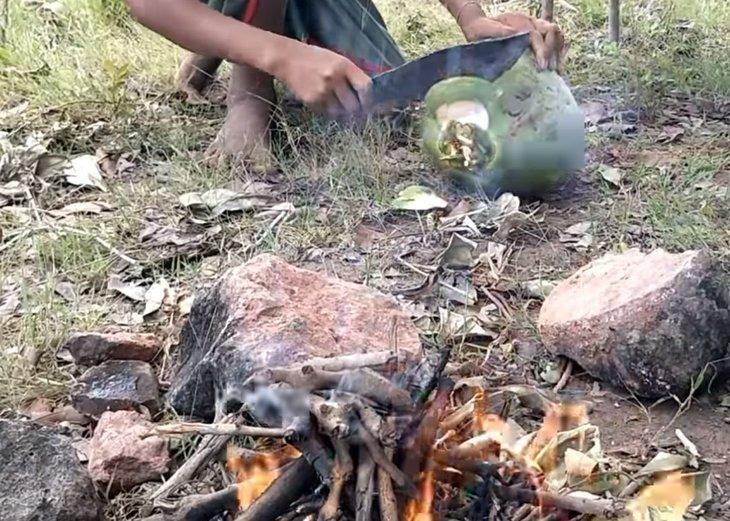 Hindistan cevizi ve karpuzun içinde yemek yaptı!