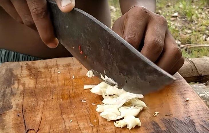 Hindistan cevizi ve karpuzun içinde yemek yaptı!