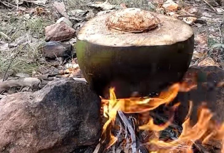 Hindistan cevizi ve karpuzun içinde yemek yaptı!