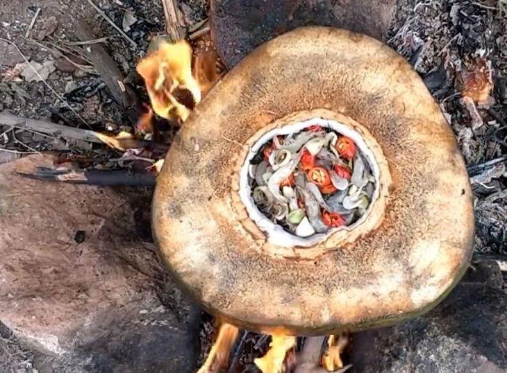 Hindistan cevizi ve karpuzun içinde yemek yaptı!