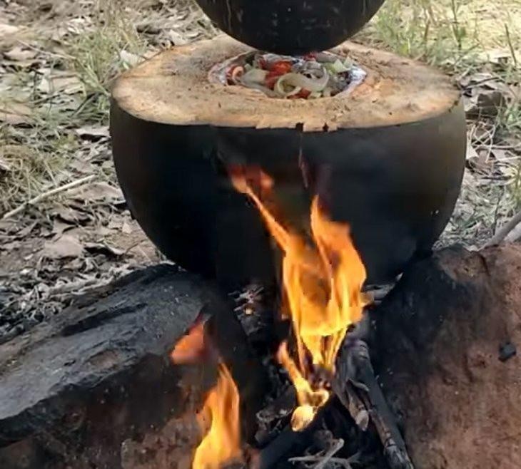 Hindistan cevizi ve karpuzun içinde yemek yaptı!