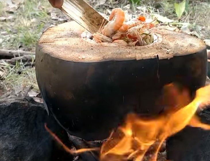 Hindistan cevizi ve karpuzun içinde yemek yaptı!