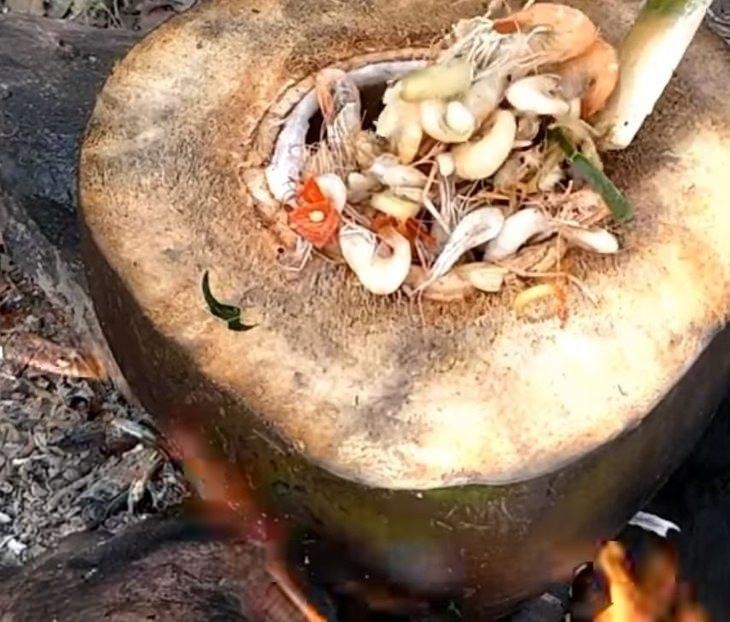 Hindistan cevizi ve karpuzun içinde yemek yaptı!