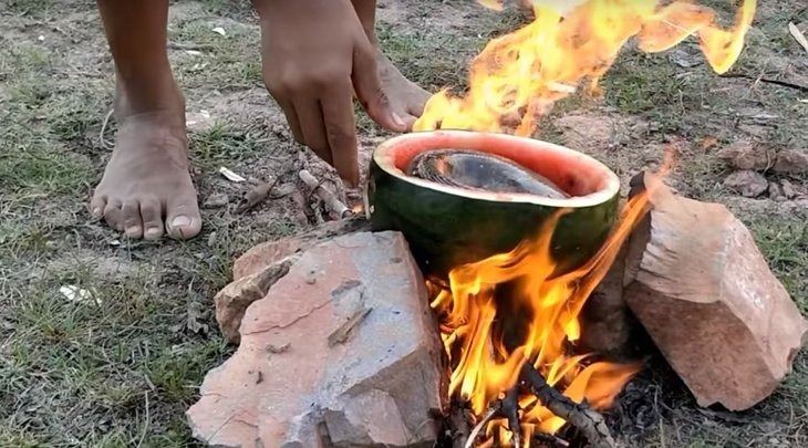 Hindistan cevizi ve karpuzun içinde yemek yaptı!