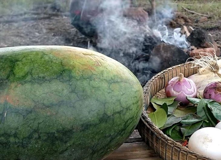 Hindistan cevizi ve karpuzun içinde yemek yaptı!