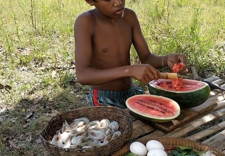 Hindistan cevizi ve karpuzun içinde yemek yaptı!