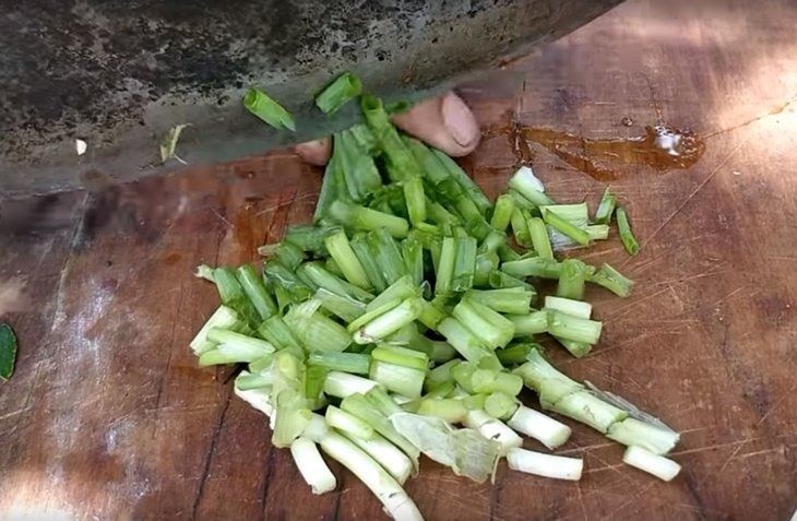 Hindistan cevizi ve karpuzun içinde yemek yaptı!