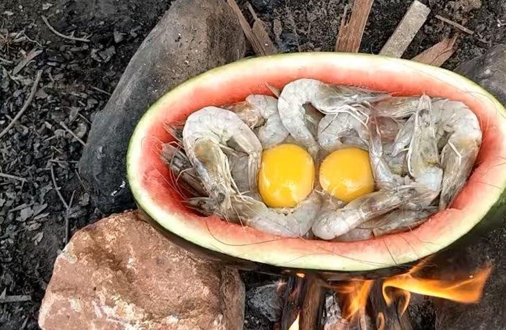 Hindistan cevizi ve karpuzun içinde yemek yaptı!