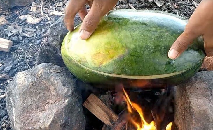 Hindistan cevizi ve karpuzun içinde yemek yaptı!