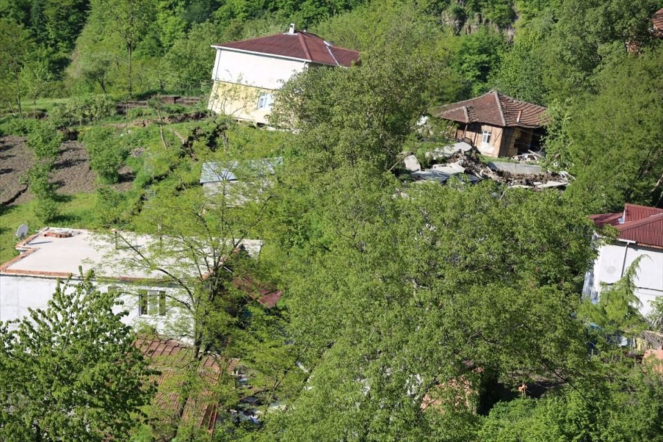 Ordu'da heyelanda 15 ev yıkıldı!