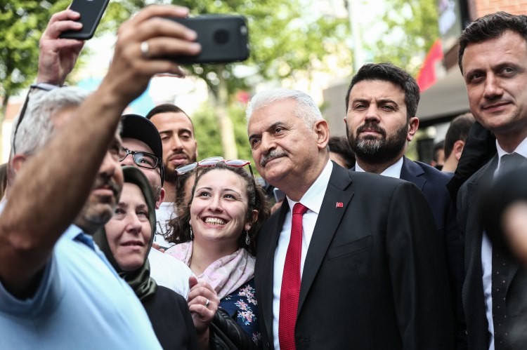 Binali Yıldırım Beşiktaş Çarşı'yı ziyaret etti