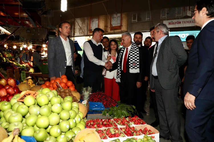 Binali Yıldırım Beşiktaş Çarşı'yı ziyaret etti