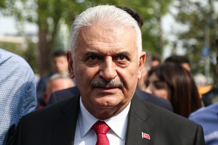 Binali Yıldırım Beşiktaş Çarşı'yı ziyaret etti