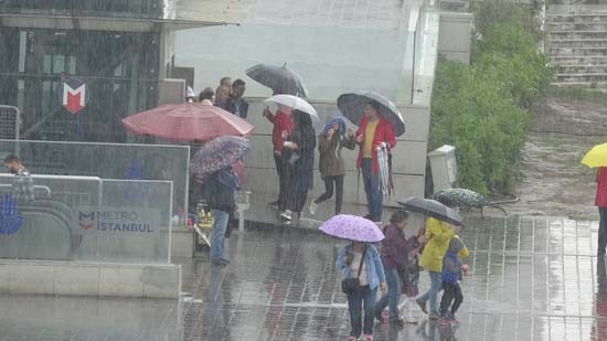 İstanbul üstünde korkutan bulutlar