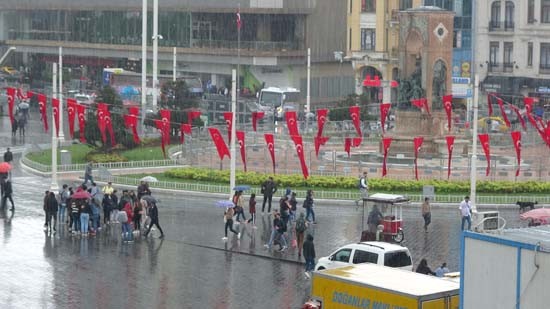 İstanbul üstünde korkutan bulutlar