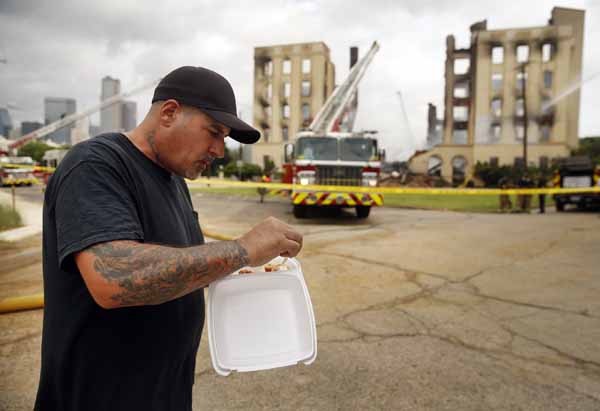 Dallas'ın sembolüydü... 115 yıllık otel kül oldu