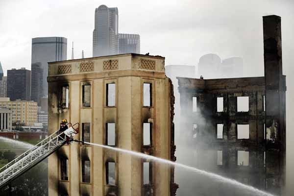 Dallas'ın sembolüydü... 115 yıllık otel kül oldu