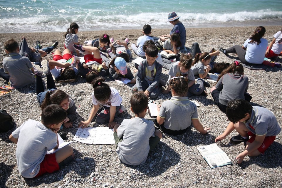 Konyaaltı Plajı'nda 30 bin kişi kitap okudu