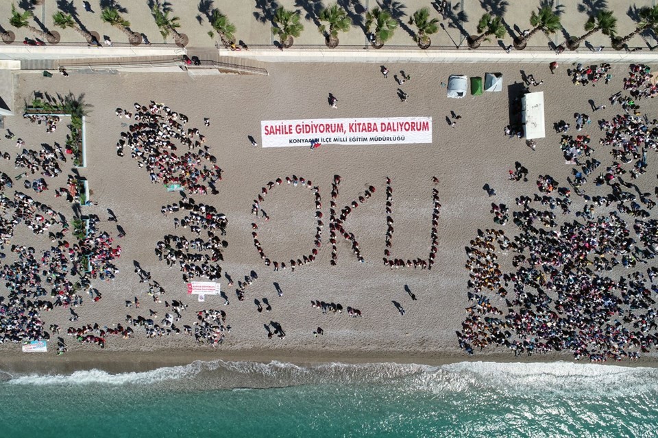 Konyaaltı Plajı'nda 30 bin kişi kitap okudu