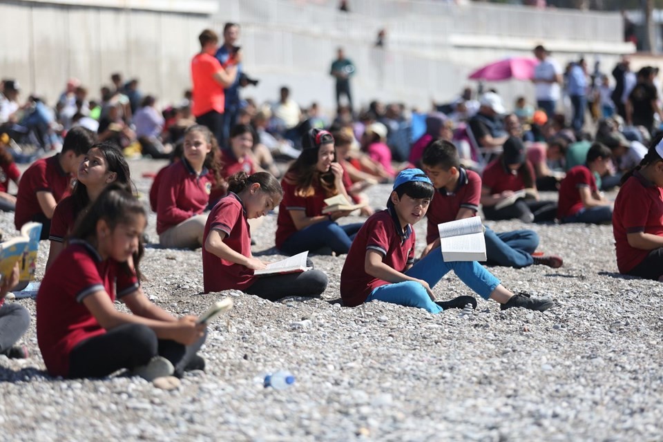 Konyaaltı Plajı'nda 30 bin kişi kitap okudu