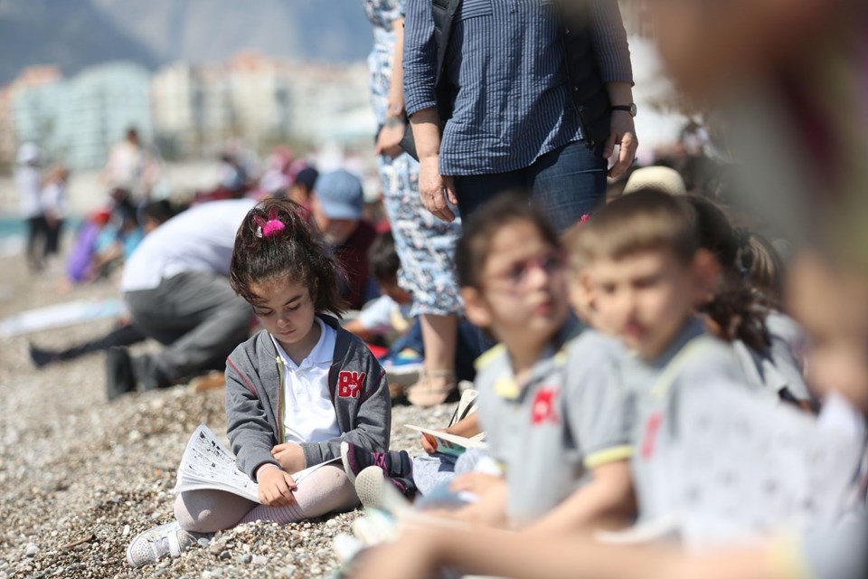 Konyaaltı Plajı'nda 30 bin kişi kitap okudu