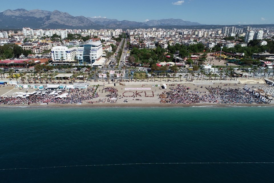 Konyaaltı Plajı'nda 30 bin kişi kitap okudu