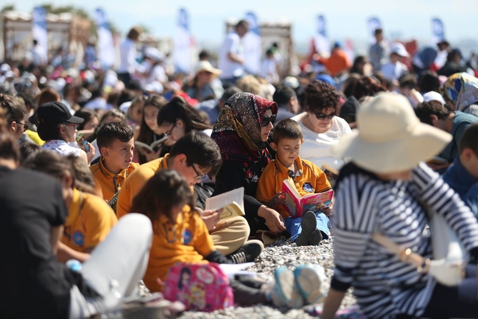 Konyaaltı Plajı'nda 30 bin kişi kitap okudu