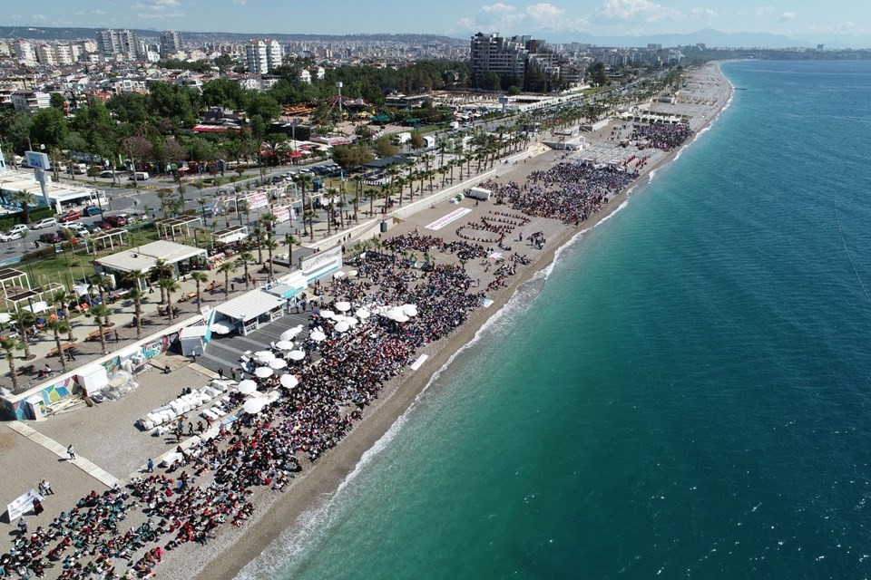 Konyaaltı Plajı'nda 30 bin kişi kitap okudu