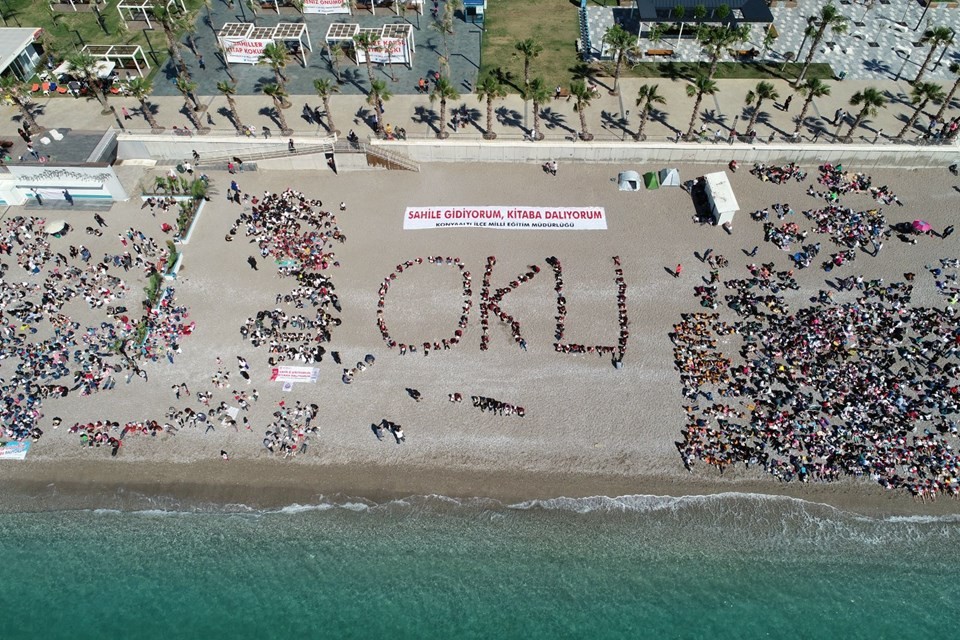 Konyaaltı Plajı'nda 30 bin kişi kitap okudu