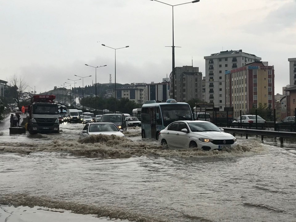 Pendik'te sağanak yağış